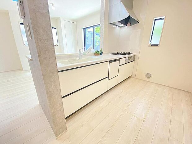 ≪Kitchen≫
どこを開けても大容量収納のビッグスライドキッチン。食器洗浄乾燥機を完備☆