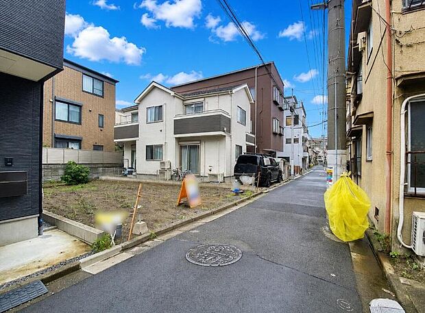 ≪内覧以外にも資金計画やライフプランに寄り添ったご提案をいたします♪≫
カースペース1台♪
前面道路は車通りが多くないので、お車の出し入れもラクラクです♪