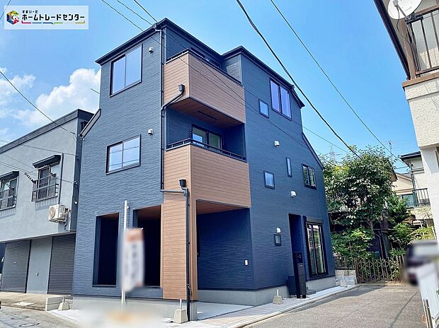 ≪現地ご案内は便利なネット予約も可能です!お気軽にお問い合わせください♪≫
ブラックの外壁に木調のアクセントが映える、モダンな外観が目を引きます◎