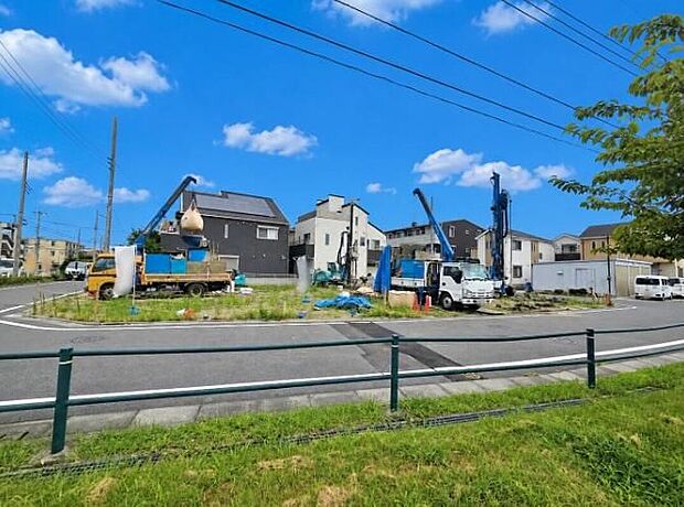 ≪内覧以外にも資金計画やライフプランに寄り添ったご提案をいたします♪≫
道を挟んだ向かい側は川沿いの緑地が広がる緑豊かな立地♪ご家族でのお散歩も気持ちよさそうですね♪