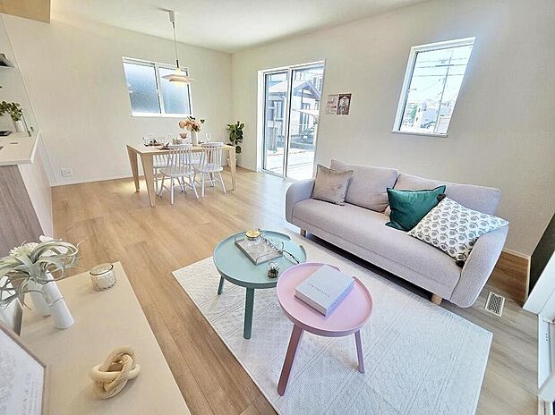 ≪Living room≫
開放感のある広々としたリビングは、家族が自然と集まり笑顔あふれるだんらんの場。ゆとりある空間設計が毎日の暮らしを心地よく彩り、豊かな時間をお届けします。※家具は付属しません