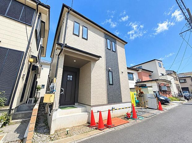 ≪現地ご案内は便利なネット予約も可能です!お気軽にお問い合わせください♪≫
モダンで落ち着いた外観があなたを温かく迎えてくれます。
地震に強いオリジナル工法をお確かめください!