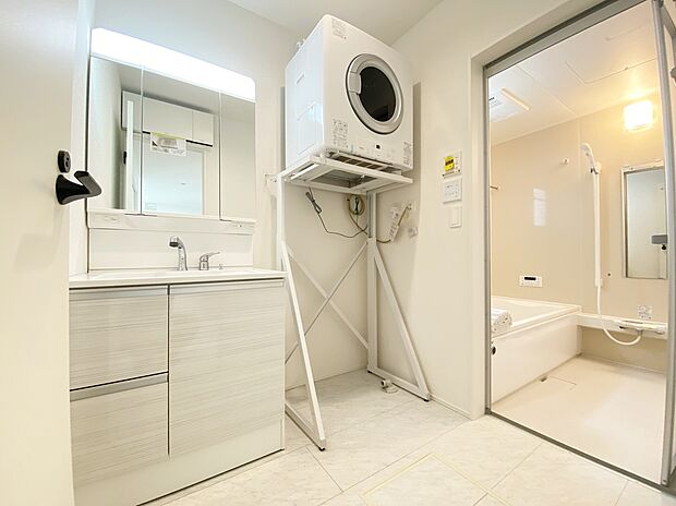 【洗面台・洗面所】≪Powder room≫
ガス乾燥機付きの明るく清潔感溢れるサニタリースペース。毎日使う場所だからこそ、快適な空間となっております☆