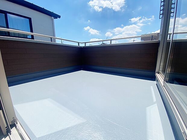 【バルコニー】≪Balcony≫
お布団やシーツも１回でまとめて干せます。広いバルコニーからたっぷりの光をうけたお布団やシーツから太陽のにおいが感じられます。