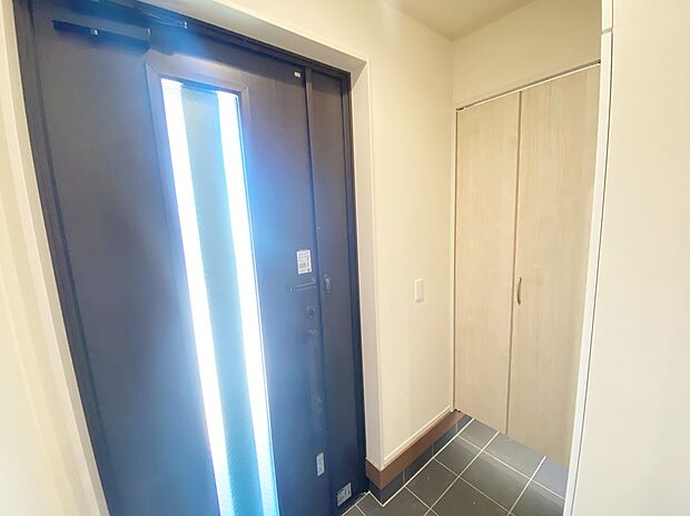 【玄関】≪Shoes in closet≫
玄関にはシューズインクローゼットも完備♪お客様を迎える玄関をいつもスッキリさせられます♪