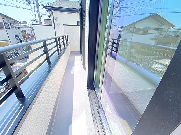 【バルコニー】≪Balcony≫
2部屋から出入り可能な広々としたバルコニー！日が差し込みやすく、洗濯物を干すのに最適です！休日には、日を感じながらゆったりと過ごす癒しの空間にもなりますね♪