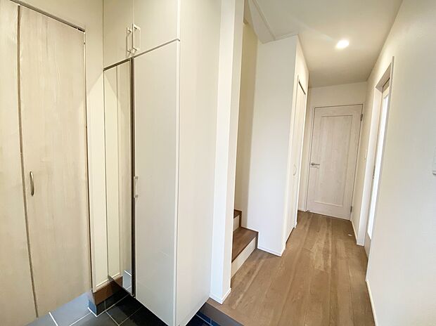 【玄関】≪Entrance≫
開放感のある玄関ホール。
お家を出る前に玄関ミラーで最終チェックをすることができます♪