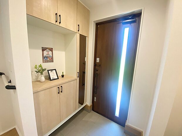 【玄関】≪Entrance≫
コの字型の玄関収納を採用。多くの靴を収納できる上、飾り棚を利用して、お越しいただくお客様をおもてなしできます。