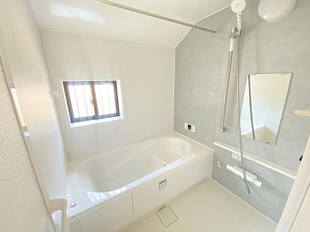 【浴室】≪Bathroom≫
スイッチひとつでバスタイムの準備ができるオートバスが便利♪雨の日や夜間の洗濯に便利な「浴室乾燥機」も標準装備です！