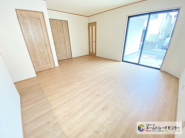 【リビング】≪Living room≫
広々とした開放感あふれるリビングです。ゆったり寛げる充分な広さがございますので、ご家族でインテリアのレイアウトを考えるのも楽しみになりそうです☆