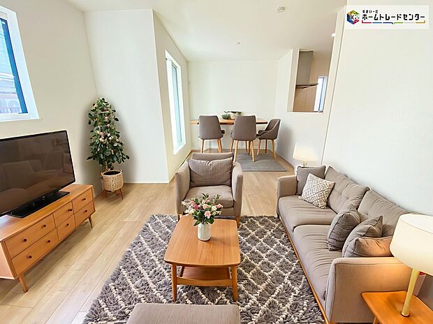 【リビング】≪Living room≫
開放的な雰囲気のリビング！南窓からは心地の良い陽が入ります。明るいリビングで家族団らんの時間を楽しみましょう♪
※家具をCGで加工しています。家具付き販売ではございません。