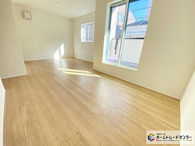 【リビング】≪Living room≫
広々とした開放感あふれるリビングです。ゆったり寛げる充分な広さがございます。ホームパーティのお客様が増えても、これだけ広いリビングなら大丈夫♪