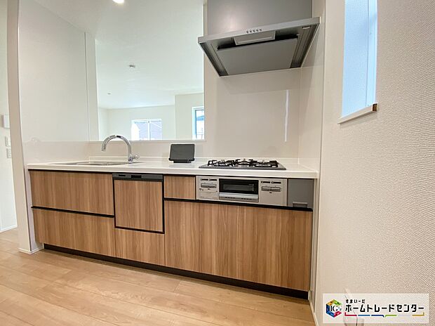 【キッチン】≪Kitchen≫
ママさんに人気のある対面式キッチン♪お料理をしながら「今日どんなことがあったの？」も楽しみの一つです♪