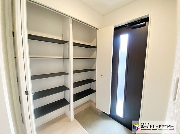 【玄関】≪Entrance≫
訪れる人を優しく迎える、スタイリッシュな玄関。
玄関にはたっぷり収納の下駄箱が完備されています。