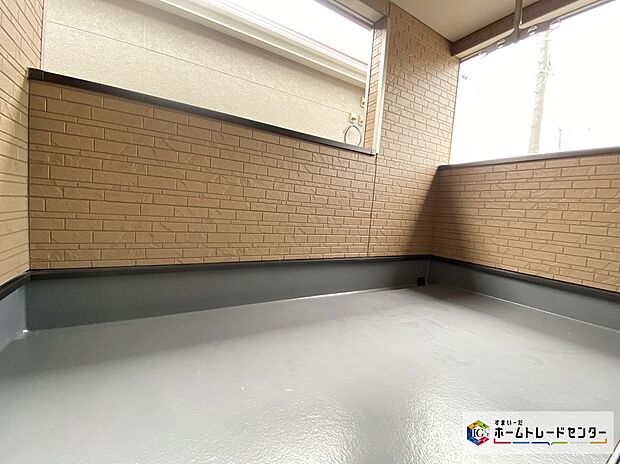 【バルコニー】≪Balcony≫
2部屋から出入り可能な広々としたバルコニー！日が差し込みやすく、洗濯物を干すのに最適です！休日には、日を感じながらゆったりと過ごす癒しの空間にもなりますね♪