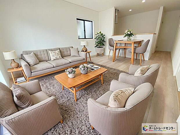 【リビング】≪Living room≫
家族とのつながりを意識した見通しのいいリビングは会話が弾んでみんなを笑顔にします♪
※家具をCGで加工しています。家具付き販売ではございません。