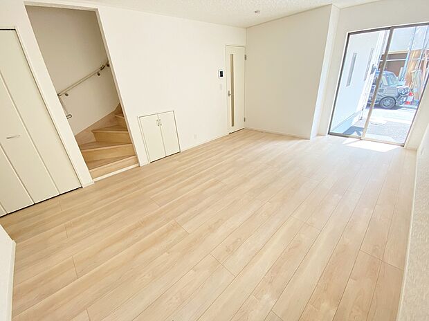 【リビング】≪Living room≫
自然光に包まれたリビング。あふれる陽光の輝き、子どもたちの笑顔も光り輝いて見えますね☆