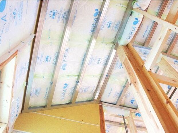 【夏涼しく、冬暖かい「断熱材」】断熱等級は等級“5”を全棟で取得。部屋によっての温度差、床と天井部の温度差が小さくなるため、家の中のどこでも快適に過ごせます。さらに、断熱性能を上げることで外気の影響を受けにくくなるため、空調効率が高まり冷暖房費を抑えます。