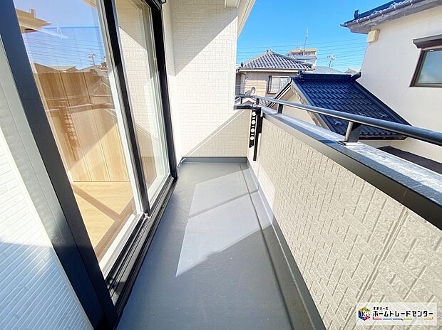 【バルコニー】≪Balcony≫
全室南向きの広々バルコニー。洗濯物をお手伝いしたり、夜には家族で星を眺めたり。家族のつながりを強めてくれるバルコニーです。