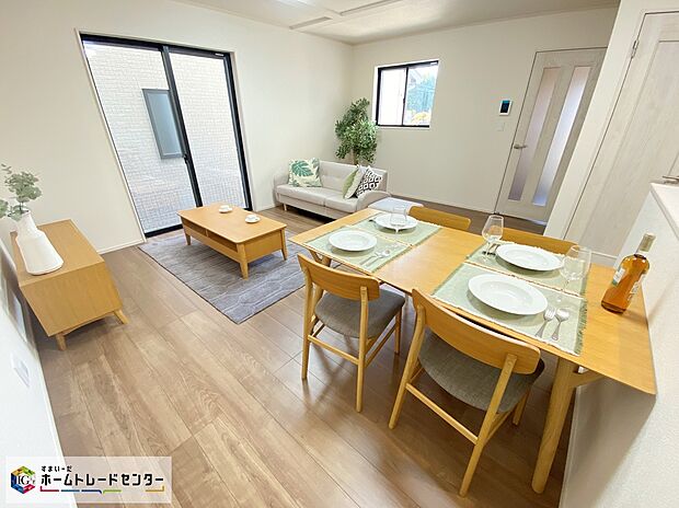 【リビング】≪Living room≫
広々とした開放感あふれるリビングです。ゆったり寛げる充分な広さがございますので、ご家族でインテリアのレイアウトを考えるのも楽しみになりそうです☆