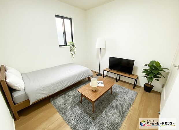 【居室】≪Room≫
穏やかな光が差し込む室内には、穏やかな時間が流れます。休日には、落ち着いた空間で自分の趣味を楽しむのはいかがですか。
※家具をCGで加工しています。家具付き販売ではございません。