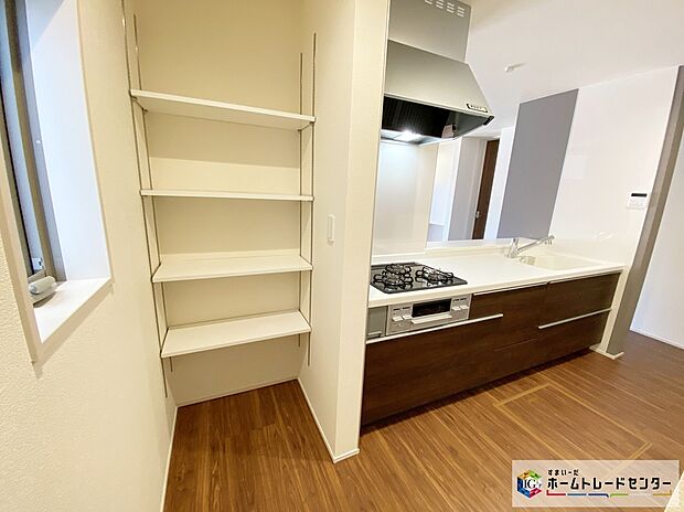 【収納】≪Storage≫
キッチンのすぐ横の収納スペースはミネラルウォーターや調味料などの置き場所に最適♪
食材をまとめ買いしても置き場所に困らないのはうれしいですね！