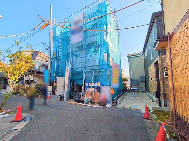 【現地外観写真】≪見学予約可能！≫※解体中につき古屋あり。
子育てファミリーにもおすすめ！こども園歩7分、保育園歩11分、小学校歩7分