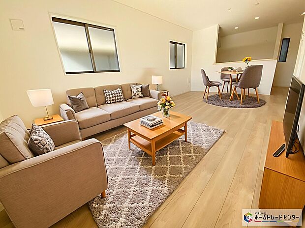 【リビング】≪Living room≫
家族とのつながりを意識した見通しのいいリビングは会話が弾んでみんなを笑顔にします♪
※家具をCGで加工しています。家具付き販売ではございません。
