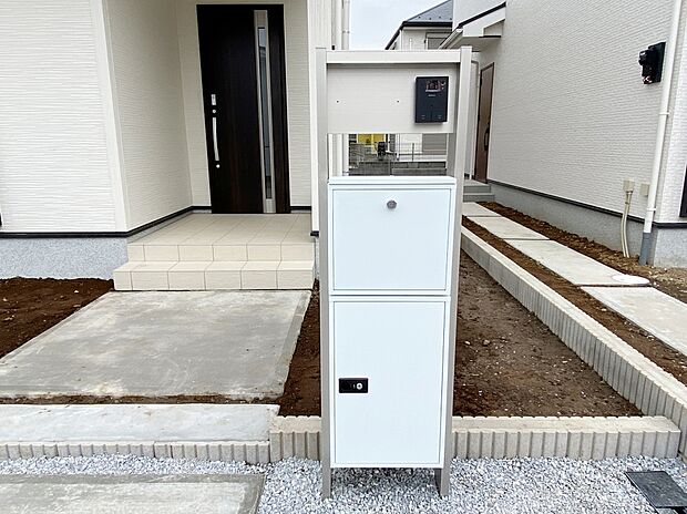 【現地外観写真】今の時代にうれしい「宅配ボックス」も完備しているので宅配便の受け取りを気にする煩わしさがありません。