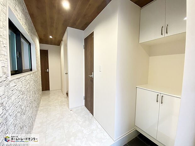 【玄関】≪Entrance≫
上下セパレートタイプの玄関収納を採用。多くの靴を収納できる上、飾り棚を利用して、お越しいただくお客様をおもてなしできます。