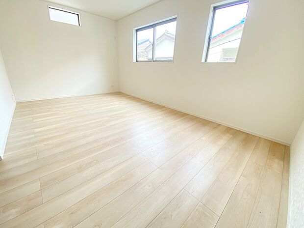 【リビング】≪Living room≫
自然光に包まれたリビング。あふれる陽光の輝き、子どもたちの笑顔も光り輝いて見えますね☆
家族のスペースでのんびりとおくつろぎください。