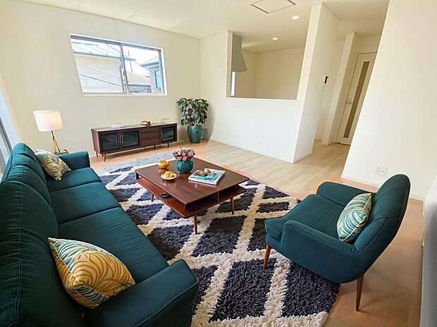 【リビング】≪Living room≫
家族とのつながりを意識した見通しのいいリビングは会話が弾んでみんなを笑顔にします♪
※家具をCGで加工しており、家具付き販売ではございません。