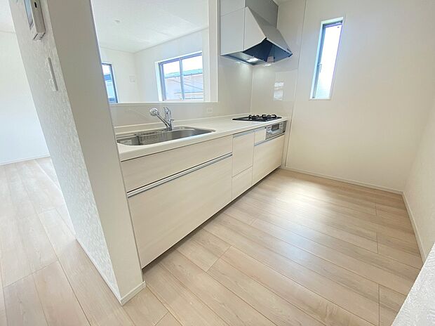 【キッチン】≪Kitchen≫
窓付きの明るく爽やかなキッチンスペース。収納スペースもたっぷりございますので、いつでもすっきりとお使い頂けそうです。