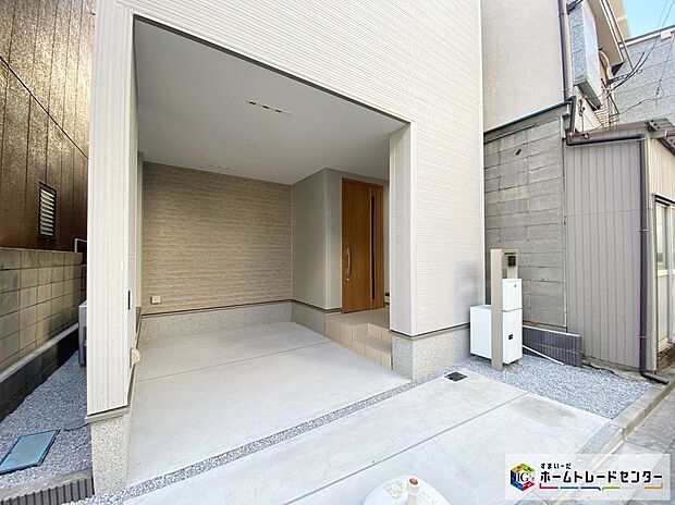 【カースペース】≪Car space≫
強烈な日差しや、雨風、ホコリなどから大切な車を守るビルトインガレージ。また悪天候の時など、身体を濡らすことなく乗降できる点も魅力的です。
