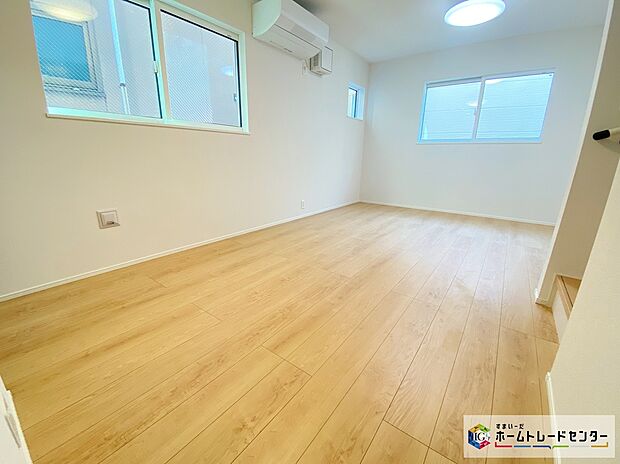 【リビング】≪Living room≫
自然光がたっぷり室内に降り注ぎ、居心地のよいリビング。ご家族の楽しい笑い声が聞こえてきそうです。ご家族でインテリアのレイアウトを考えるのも楽しそう♪