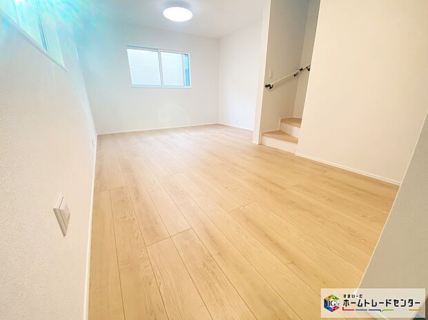 【リビング】≪Living room≫
開放的な雰囲気のリビング！南窓からは心地の良い陽が入ります。明るいリビングで家族団らんの時間を楽しみましょう♪