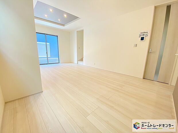 【リビング】≪Living room≫
お子様が走り回っても安心の広々リビングにはご家族との自然なコミュニケーションが生まれるリビングイン階段を採用!暖かい光が降り注ぐ、温もりあふれるお住まいです☆