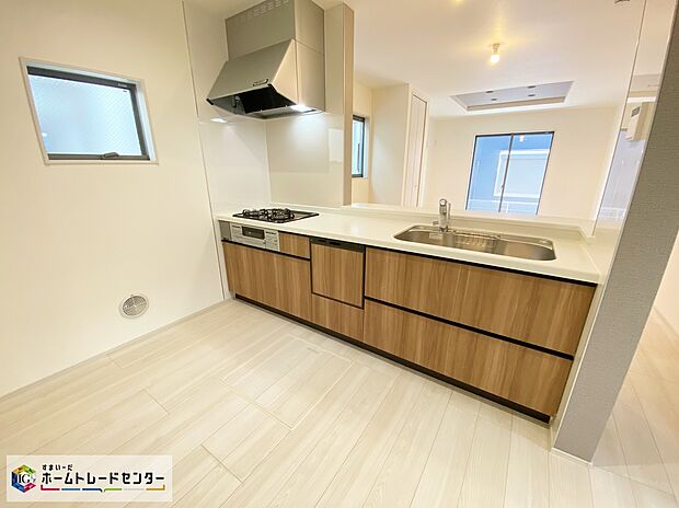 【キッチン】≪Kitchen≫
どこを開けても大容量収納のビッグスライドキッチン。圧力鍋やパスタ鍋などかさばる調理器具も楽々収納できます☆