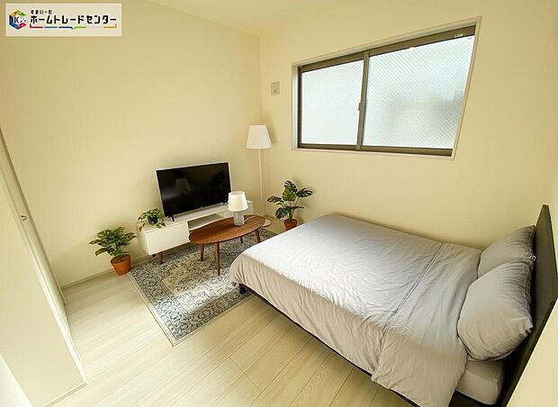【居室】≪Room≫
明るい室内は、風通しも良く、大変居心地の良い空間となっております。爽やかな風を感じて起きる朝は、快適生活の始まりに！
※家具をCGで加工しています。家具付き販売ではございません。