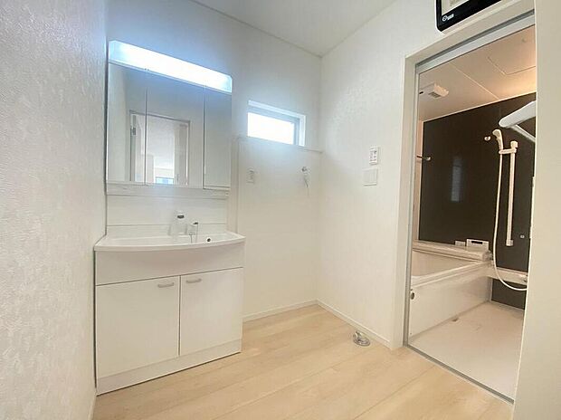 【洗面台・洗面所】女性にはうれしい３面鏡化粧台。鏡の裏が収納になっている機能的なタイプです。