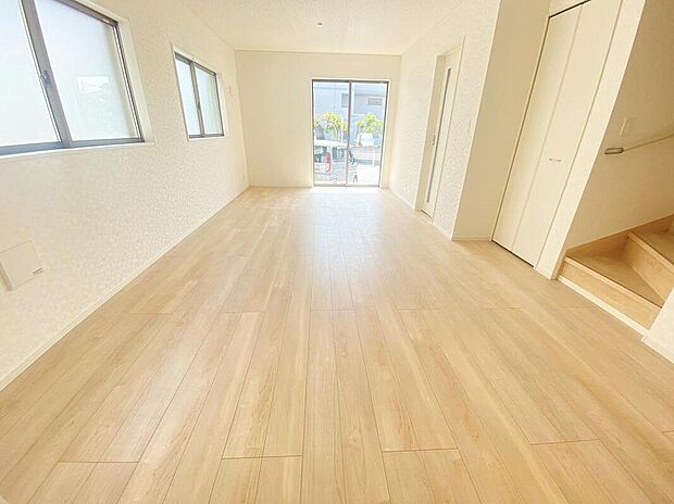 【リビング】採光良好なリビングは、ご家族の憩いの空間。居心地の良い快適な安らぎの場所にもなりそうです。