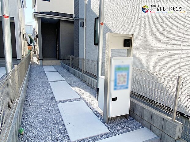 【宅配ボックス】≪Delivery box≫
宅配ボックスも完備しているので宅配便の受け取りを気にする煩わしさがありません。