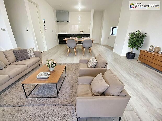 【リビング】≪Living room≫
採光良好なリビングは、ご家族の憩いの空間。居心地の良い快適な安らぎの場所にもなりそうです！
※家具をCGで加工しています。家具付き販売ではございません。