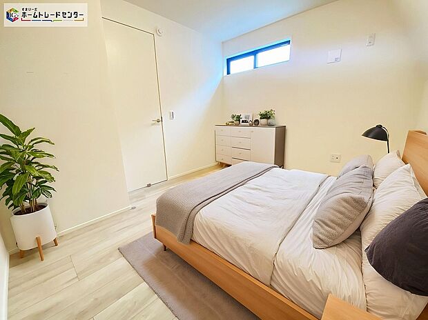 【居室】≪Room≫
明るめのフローリングですので、壁紙ともマッチし、お部屋を更に広く見せてくれる効果も。
※家具をCGで加工しています。家具付き販売ではございません。