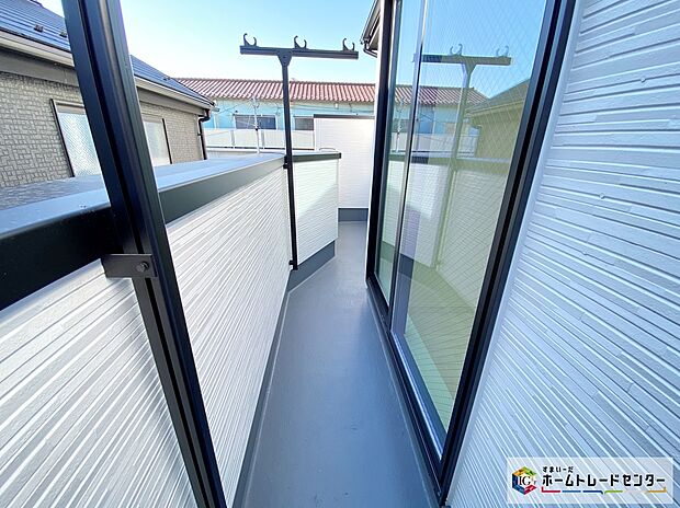 【バルコニー】≪Balcony≫
2部屋から出入り可能な広々としたバルコニー！日が差し込みやすく、洗濯物を干すのに最適です！休日には、日を感じながらゆったりと過ごす癒しの空間にもなりますね♪
