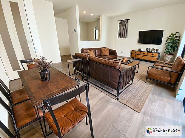 【リビング】≪Living room≫
ご家族との自然なコミュニケーションが生まれる対面キッチンを採用！暖かい光が降り注ぐ、温もりあふれるお住まいです☆
※家具をCGで加工しており、家具付き販売ではございません。