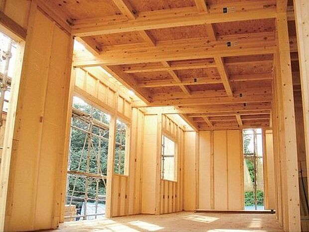 【水に強い成形型断熱材「ポリスチレンフォーム」】屋外からの湿気の影響を受けやすい外壁と１階床に”水に強い成形型断熱材”ポリスチレンフォームを採用。壁パネルに45ｍｍ厚、床に60ｍｍ厚を使用することにより断熱材の隙間を解消し、断熱性能、気密性能を高めます。