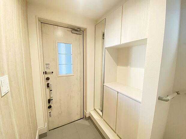 【玄関】≪Entrance≫
コの字型の玄関収納を採用。多くの靴を収納できる上、飾り棚を利用して、お越しいただくお客様をおもてなしできます。