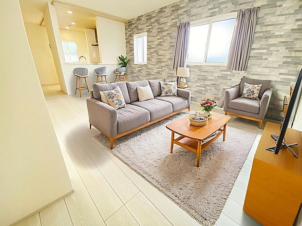 【リビング】≪Living room≫
家族のスペースでのんびりおくつろぎください。床暖房を装備しておりますので、寒い冬でも快適にお過ごしいただけます♪
※家具をCGで加工しており、家具付き販売ではございません。