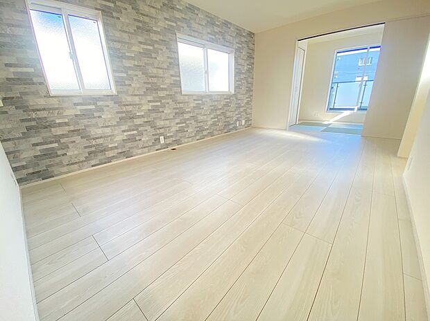 【リビング】≪Living room≫
採光良好なリビングは、ご家族の憩いの空間。居心地の良い快適な安らぎの場所にもなりそうです。天井部分は折上天井となっており、お部屋が広く見え開放感が生まれます☆